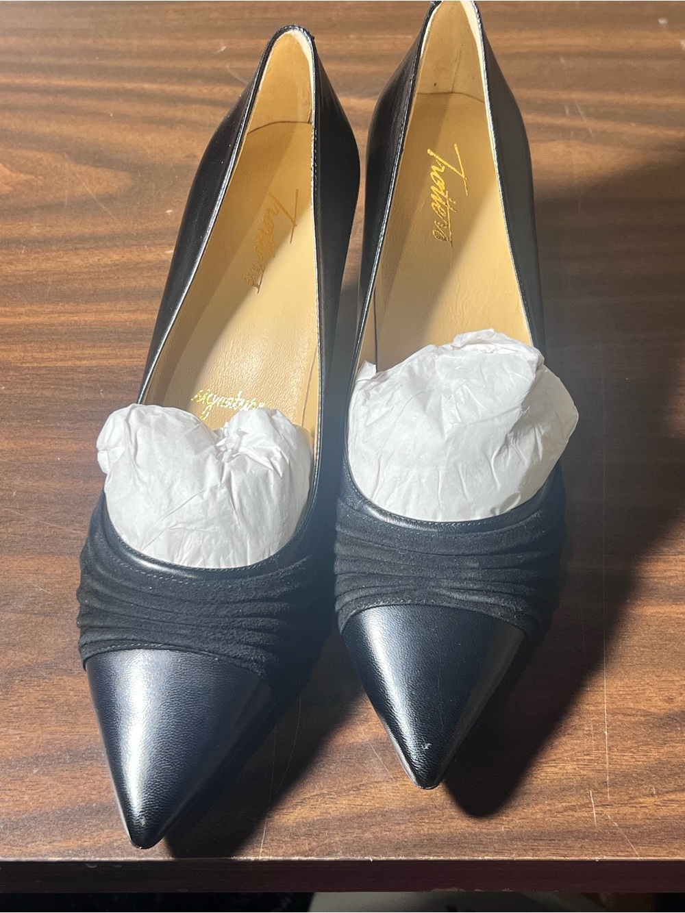 Trotters Black Pointed-Toe Mid Heel Pumps - Picture 3 of 8